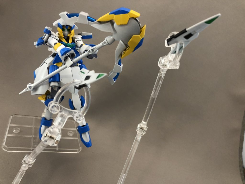 プリーストファミリアを展開!
Cファンネルのように敵を切断する遠隔誘導兵器です。ティンクルワンドが制御キーになっています。
普段はサイドスカートの裏側にネオジム磁石で収納しています。
白黒猫は乗ってません。
さて、続いての武器は女神官ちゃんお馴染みのあの詠唱にて
━━━━━━━━━━━━━━━━━━━
ーーーいと慈悲深き地母神よ
千手の涯
届かざる闇の御手
映らざる天の射手
光を落とす道 火種を煽る風 
集いて惑うな我が指を見よ
光弾・八身・九条・天経・疾宝・大輪・灰色の砲塔
弓引く彼方 皎皎として消ゆ