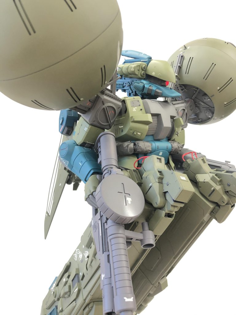 パテで形状変えたり、ジャンクパーツぺたぺたしたり、プラ板切り貼りしました。頭部パーツは箱組みプラ板とSDガンダム関連のパーツで構成。肩の球体はハムスターボールから作りました。