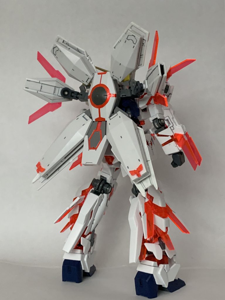 フルサイコフレーム機であるユニコーンガンダムの外装に、さらにサイコフレームを増設させている。その総量は元の1.5倍にもなるという。