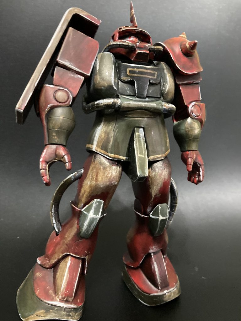 力強い立ち姿にする為パテ造形しました。