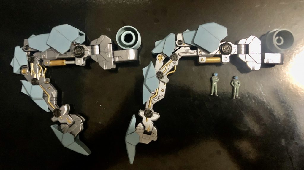 脚のディティールも細かく、シリンダーは脚の角に合わせてしっかりと伸縮しますただ、脚を曲げることはできても、まっすぐに伸ばせないのはちょっと残念
    +