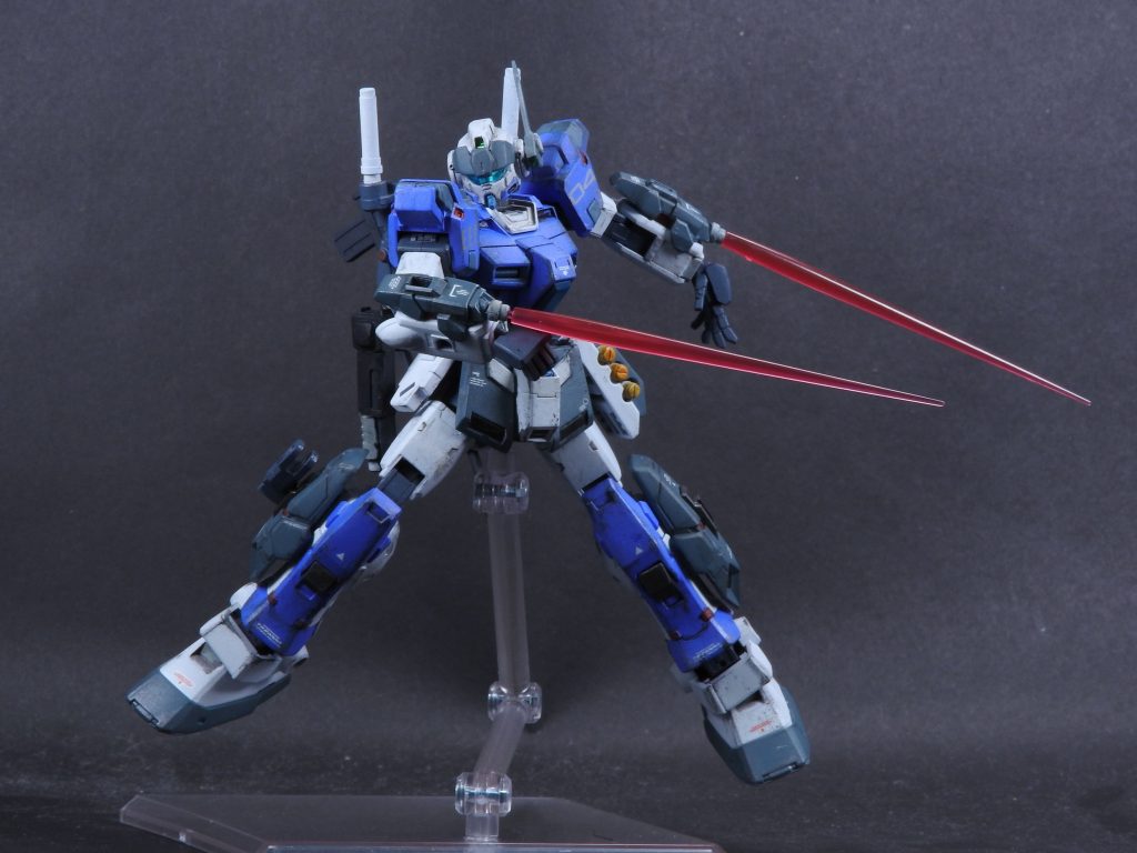 前腕のビームガンはボックスビームサーベルに装備変更。近接戦闘における奇襲性を向上。