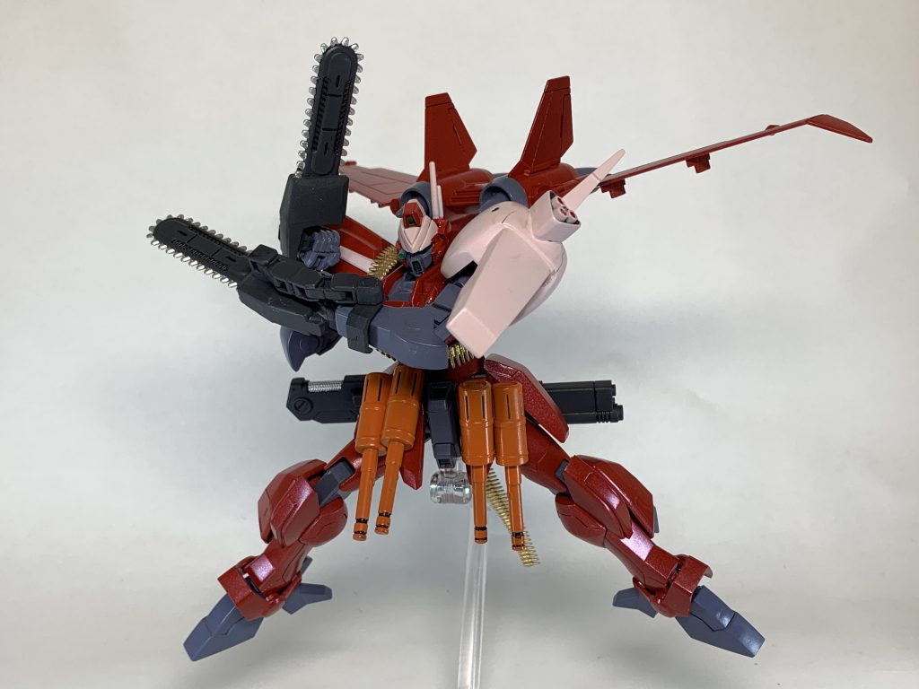 「今日の切れ味はまた格別！」

メイン武装のチェーンソーことハイブリッドサージはゾイドのカスタムパーツから使用しています。
腕への接続と収納はスカルウェポンのアームを使用しています。
ライフルはネオジム磁石で腰にマウントできます。