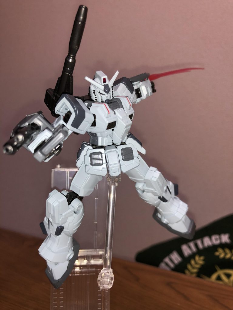 違うポーズで。敵機をビームサーベルで胴体を水平に真っ二つにしたイメージです。