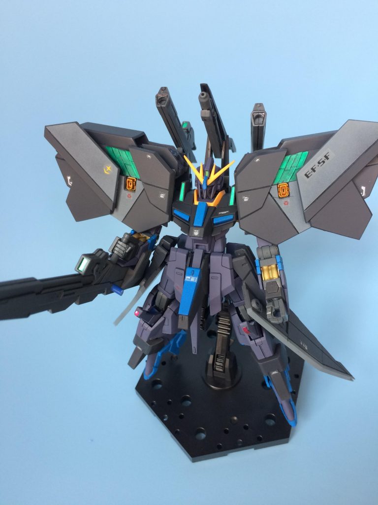 肩の増加装甲はスライドし、ハイメガディテールが見え、サイコフレームも露出する、という設定です。
