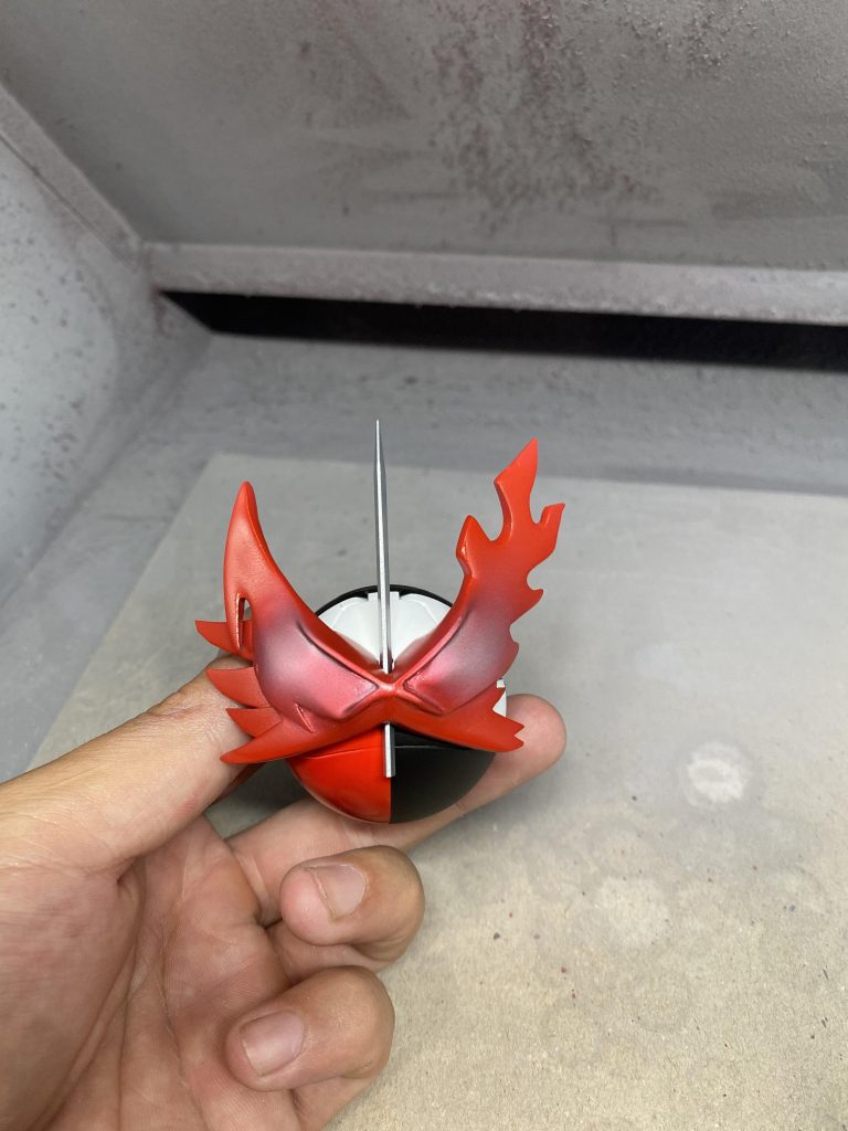 複眼は黄色くしたいところに始めシルバー系を吹いてから軽くグラデーションになるよう薄くクリアレッドを乗せて、周りをしっかり塗装してからクリアイエローで表現しています。