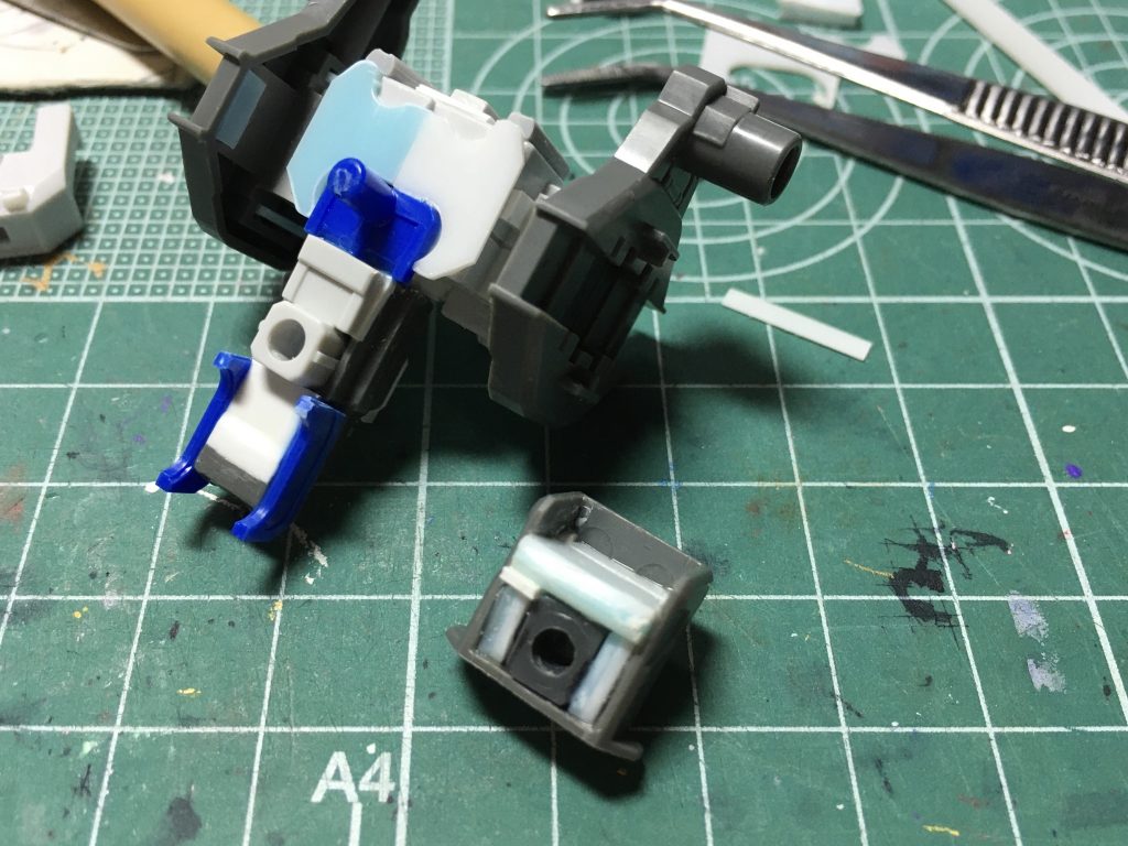 　メインバーニアはXA①(フルドドⅡを組む時にブースとポッド裏につけるパーツ)にポリキャップを仕込んで可動式に。3mm径の可動軸は、ビルドブースターなどに付属する腰軸を挟むジョイントです。　何気にこのバーニアに悩みました。単体で飛べるように＋ヘイズルとドッキングしたら補助推進機になるように、と考えたら意外と行き詰まり… 