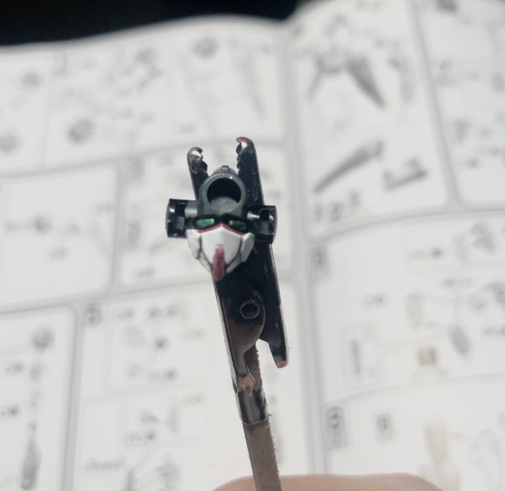 バイザー内のガンダムフェイスもしっかり塗装
ここの塗装は他の人のを見ても白に塗る人とグレーのままの人がいたけど正しいのってどっちなんやろ?