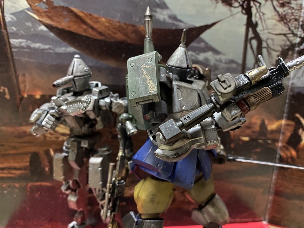 腕につけているのは小型銃