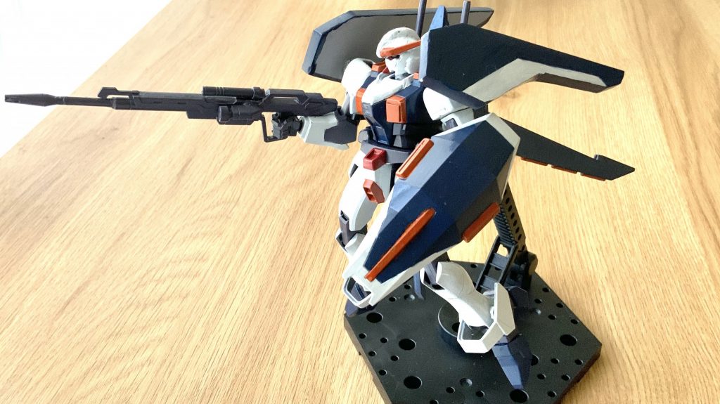 ビームライフルはノコギリで切った貼ったしてロングビームライフルに変更しました。