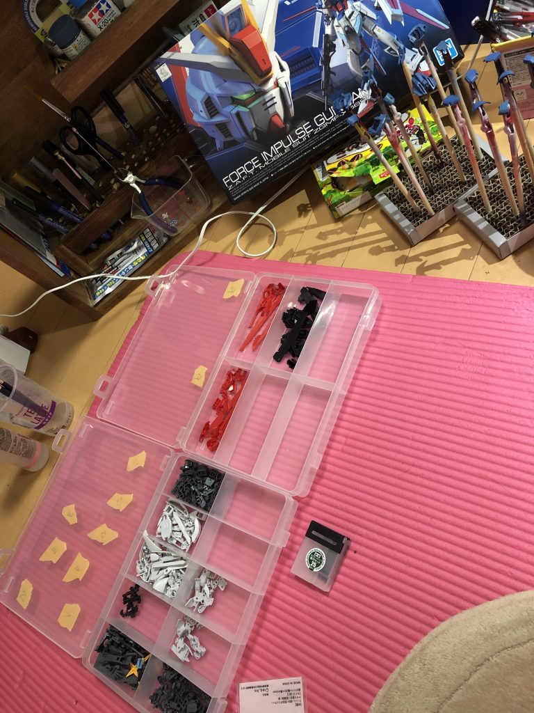 今回は初めて、最初にランナーからパーツを全て切り出して作業を行いました。
    +