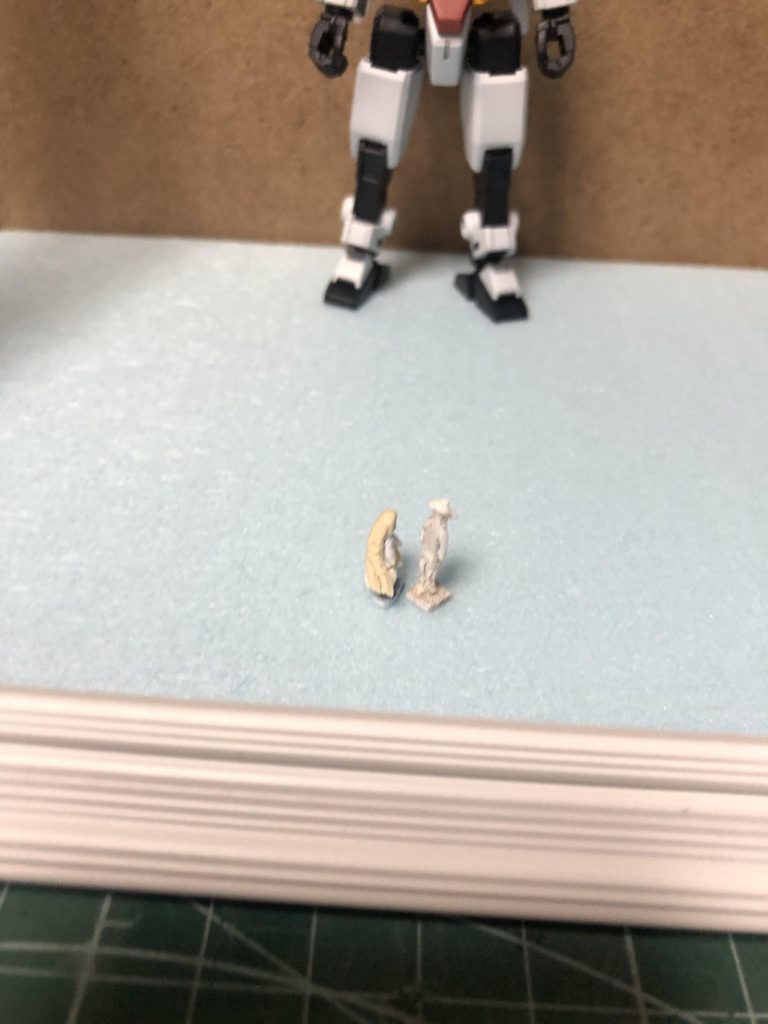 パテと瞬着でイヴとヒロトに化けました。
瞬着はゼリー状を使用。
ヒロトの髪とかそれぞれの腕は瞬着。
むにゅ〜っと出てくる感じがちょうどよかったので。パテでは造形しにくい感じでした。
モニター的なものは余計だと思ったので省略。