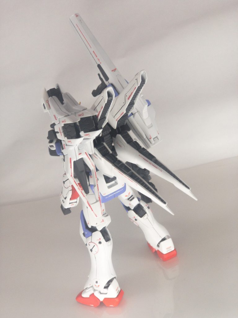 バックショットです(´∀`)
ミノフスキードライブはキットのままだと寂しかったので、プラ板やジャンクパーツでディテールアップしました(・∀・)ノ