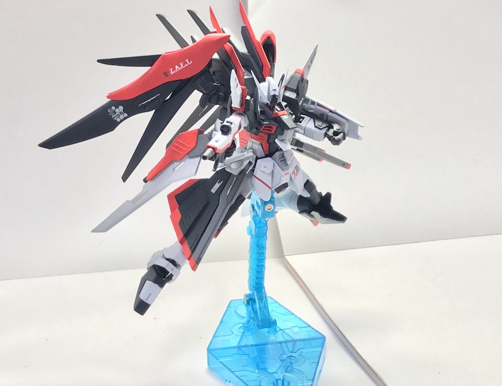 ルプス・ビームライフル。フリーダムガンダムからコンバートされた装備そのままであり、クセが少ない標準的なビームライフルなので汎用性が高く、戦場を選ばず使い回せることが強みである。