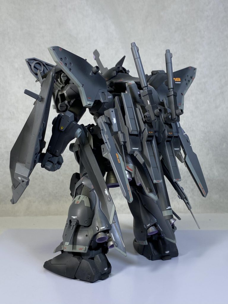 前後から。
キットには腰アーマーが2セット入っているのでそれを肩に使いミノフスキーフライトバインダー
に。
バックパックが好きになれなかったので、ミキシングでフライトタイプ風バックパックを。
ミノフスキーフライト的にするためロケットスラスターは無しにしてます。