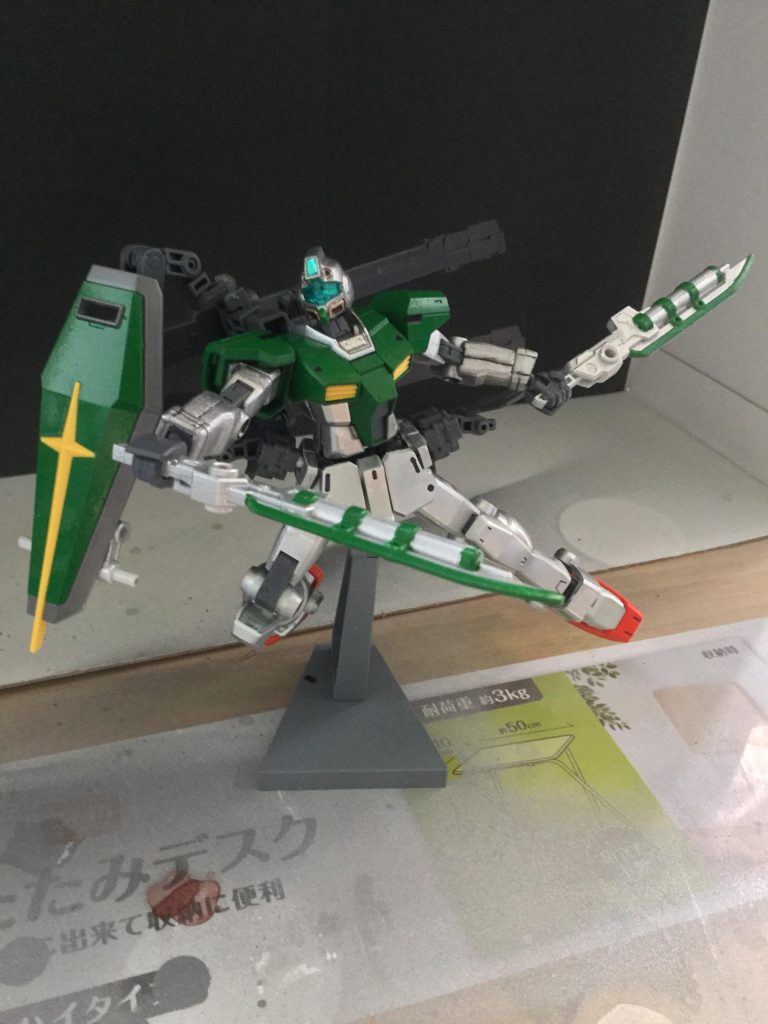 メイン武装その1。バトルアームアームズのソードを使用。もちろんライフルモードに変形します。未使用時はシールドにマウントします