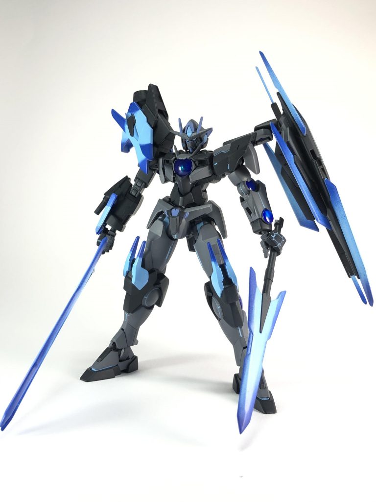 正面
メイン武装はGNツインソードとGNショートソード。
主にツインが攻撃用、ショートが防御用として使われる。
2本は連結してGNパルチザンとしても運用可能。
また、サブとして右前腕にGNビームガンを装備。