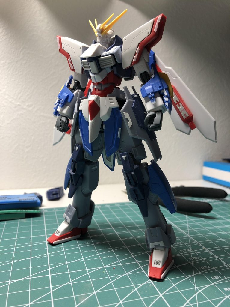 サフ前の画像です。腕部の爪のようなところにプラ板を盛るのが大変でした…。。