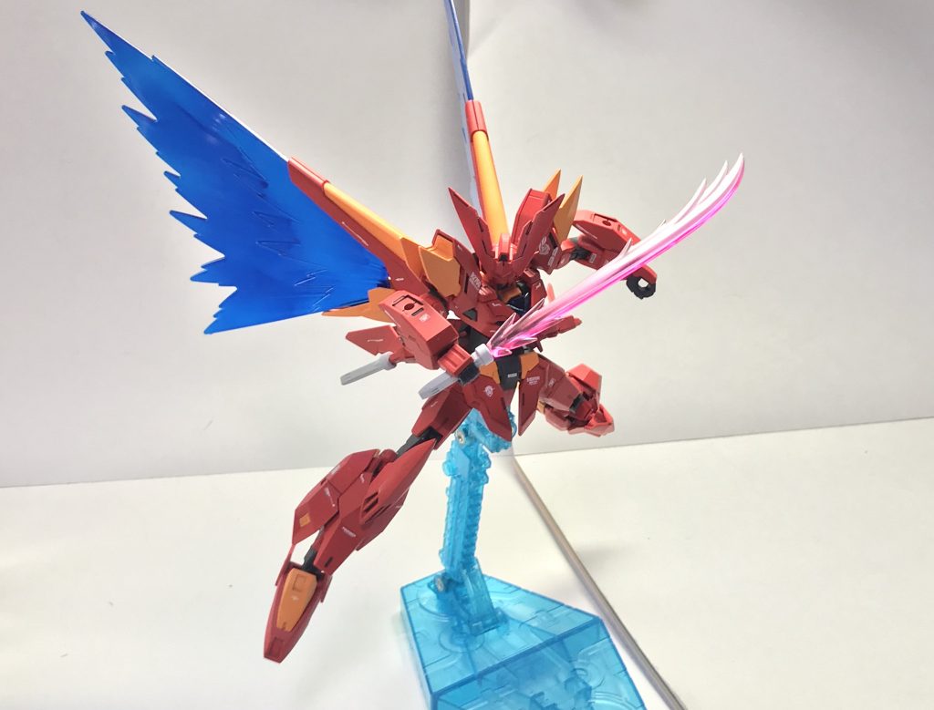 ミノフスキー・サーベル。光の翼を展開している時に発生した過剰エネルギーをビームサーベルに回すことで、ビーム・ザンバーのようにビームシールドの上から相手を切り裂くほどの威力を持ったビーム刃……と、いうよりは、光の翼そのものを剣に変えたといっても過言ではないほどの威力を誇るが、光の翼を展開していないとチャージやリキャストに時間がかかる欠点を抱えている。