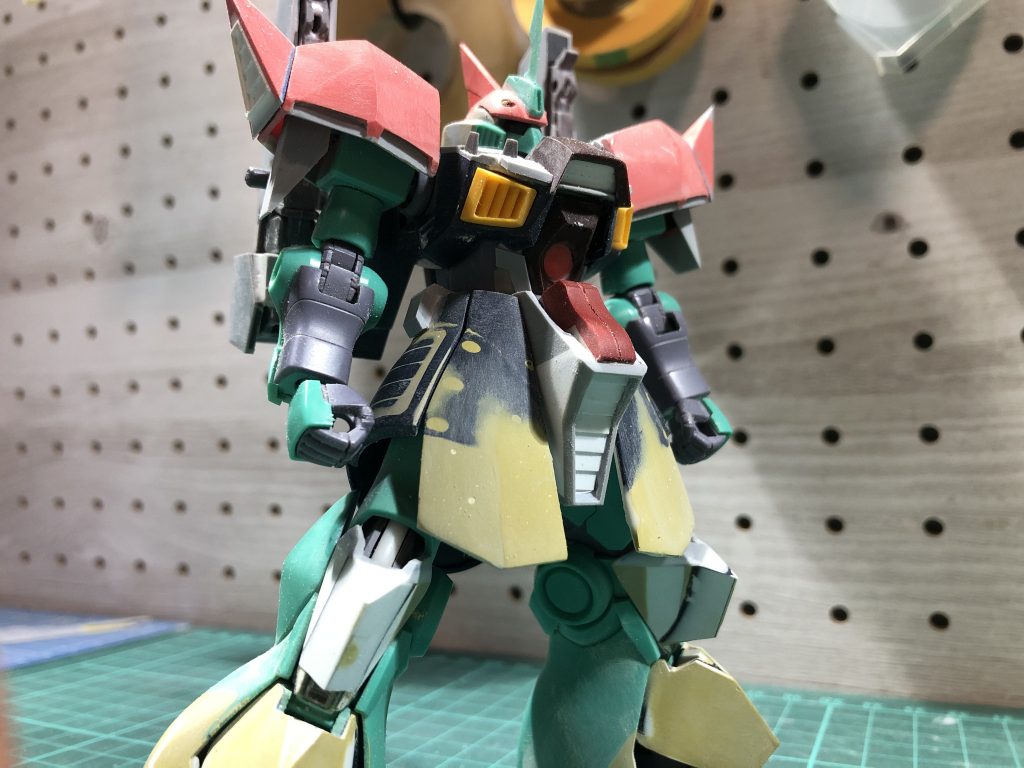 頭と肩変えるだけで大分ゲルググに寄ったと思います。