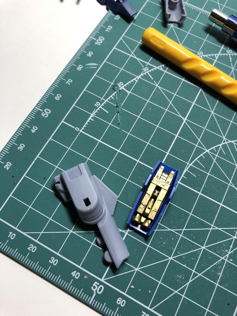 こちらはシャイニングパーツを差し込めるように開けた脚のダボ。ぴったりのサイズにするのがとても苦労しました。