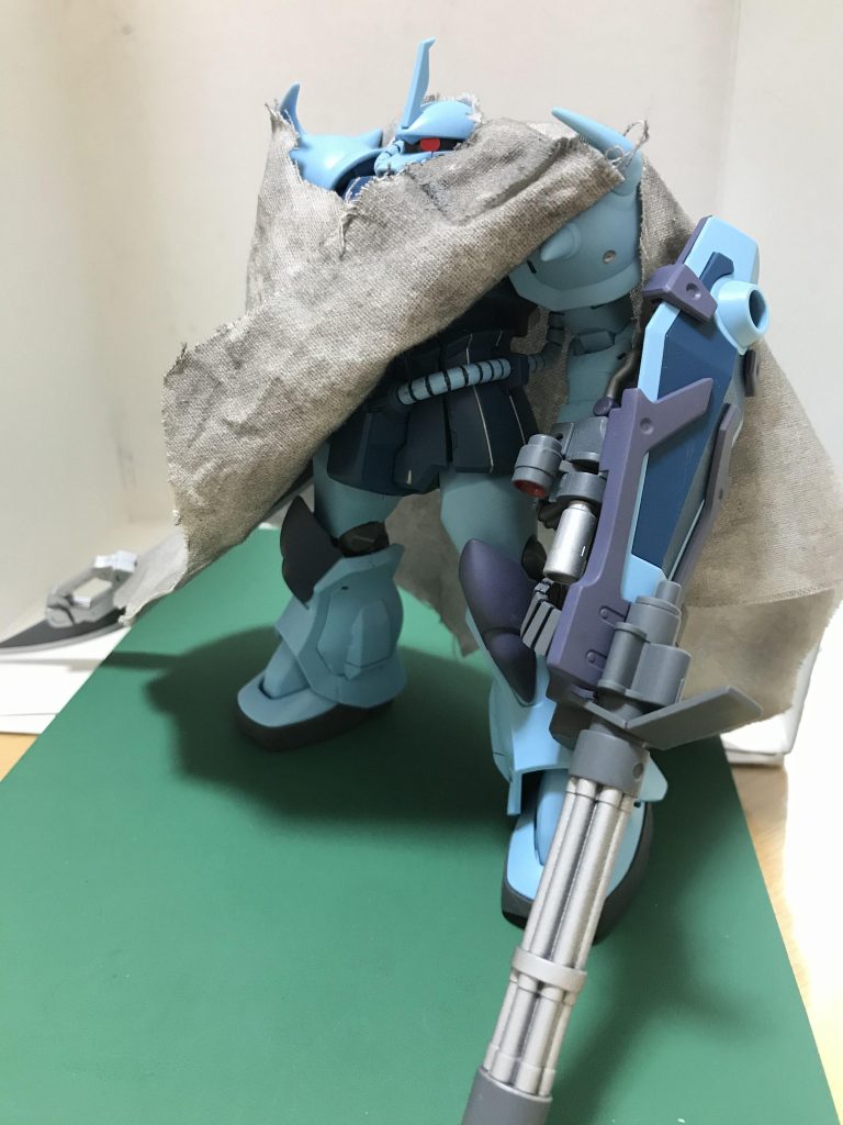 正面から
マントは磁石で止められるよう作成し、薄くグレーで着色