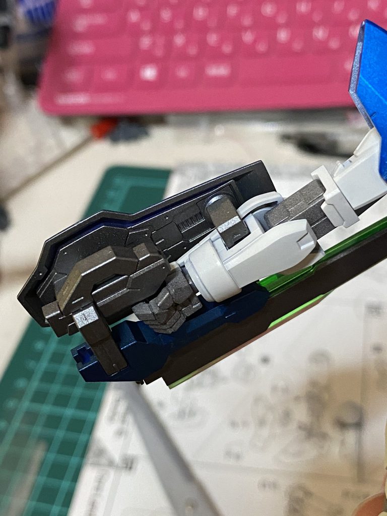 ガンメタの上からつや消し吹いたらめっちゃ白くなったので今後気をつけます