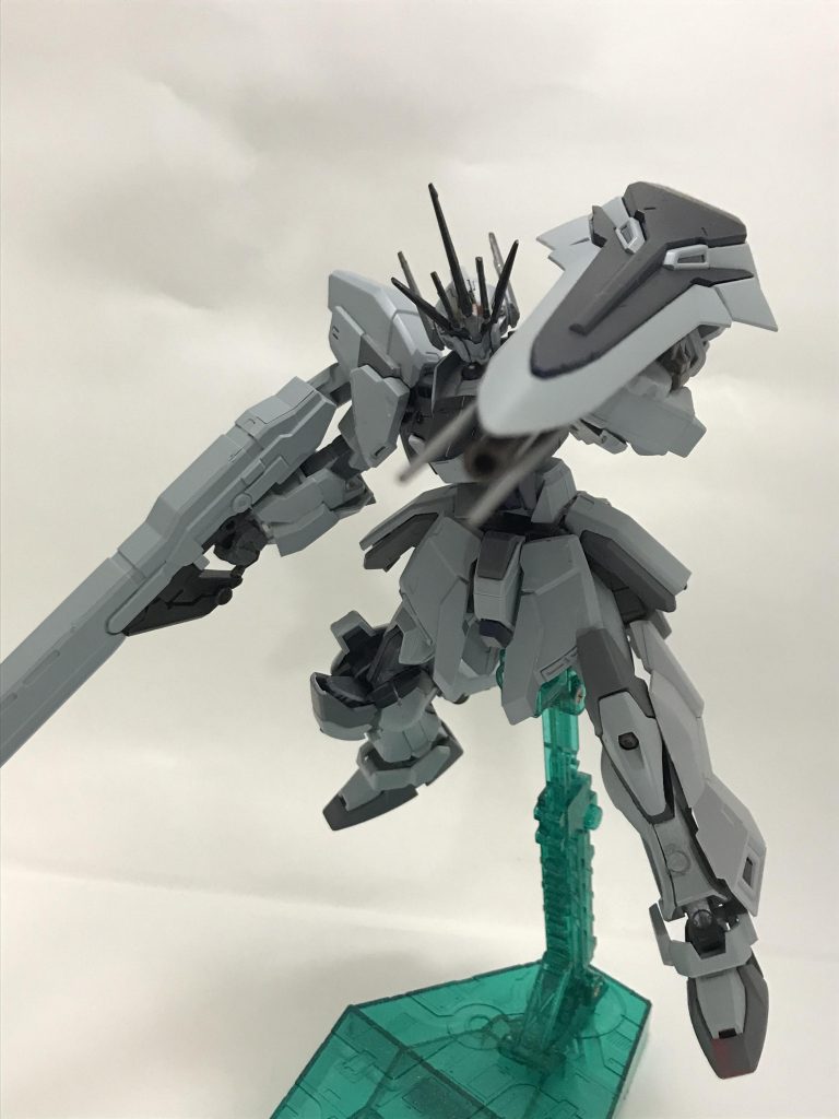 シールドにバズーカとバーストサーベル・ショットと呼ばれる、ヴィダールのバーストサーベルを射出する機構があります。