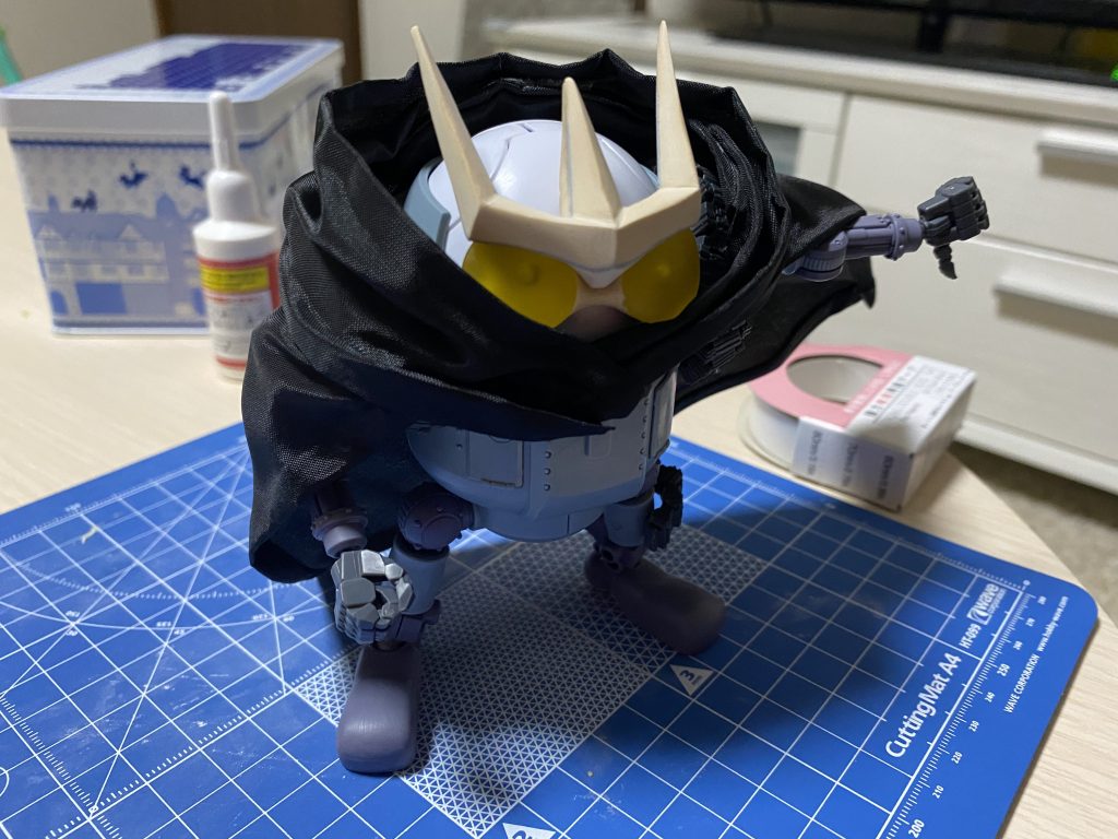 マント製作中ですね。
全て、百均のものでできています。
モビルハロは首がないのでバランスがどうしても悪かなってしまいます。