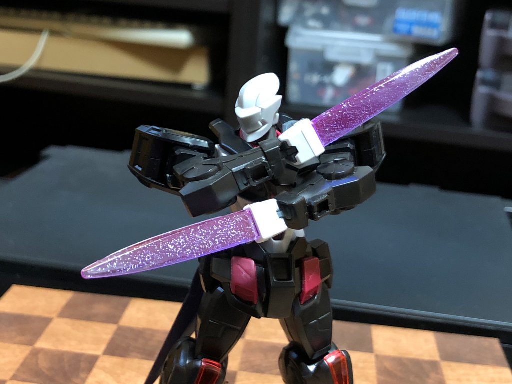 拳から出るビームサーベルはディナイアルガンダムのものを加工して差し込めるようにしました。