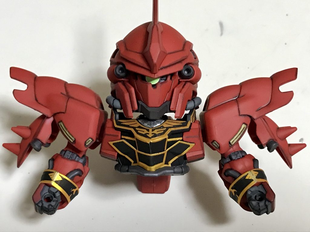 迷った末、成形色を活かました。けっこう部分塗装すべき場所も多く、なるべくラクしようかと(^^; シールもどんどん使っています。かなり色分けが足りないグレーの部分にはMr.メタルカラーのアイアンを使いました。スラスターやバーニア類は軒並み色分けがありません。意外に時間がかかります。