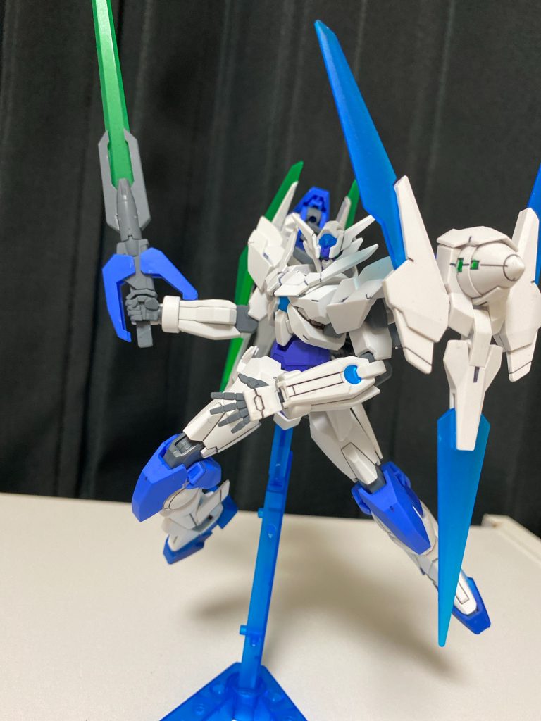 左肩アーマーを展開するとGNフィールドを展開出来るというイメージでポーズつけてみました