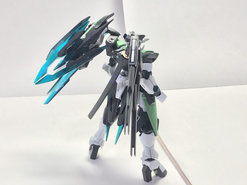 背面。増設されたマルチアームユニットにはGNフィンファングだけではなく日本刀状の武装であるGNカタナが懸架されており、アームが可動することで抜刀を容易にするなどの工夫がなされている。