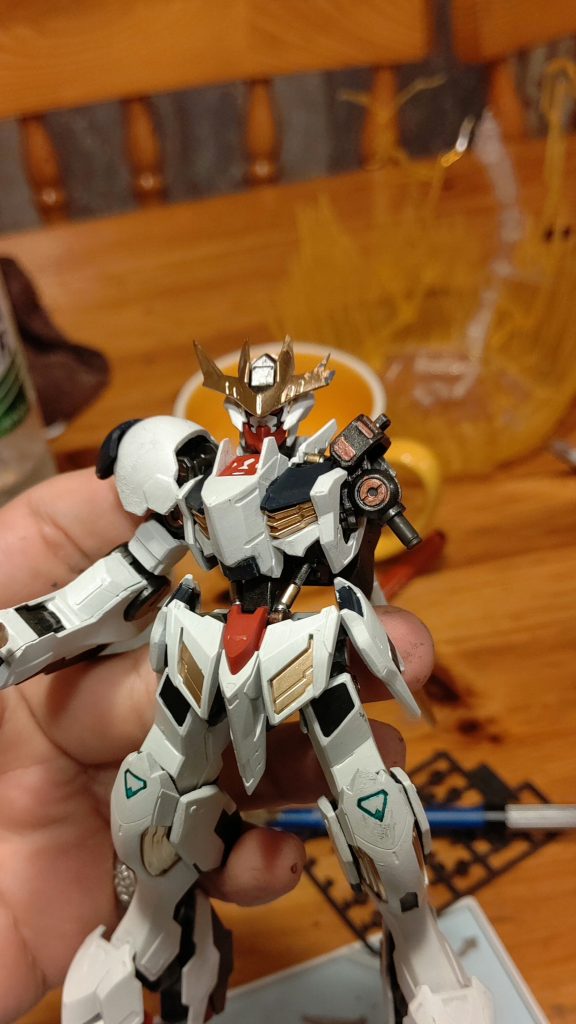 主にシタデルカラーを使って筆塗りで全塗装。
ヤスリを使って、パーツのエッジ出しもしました。