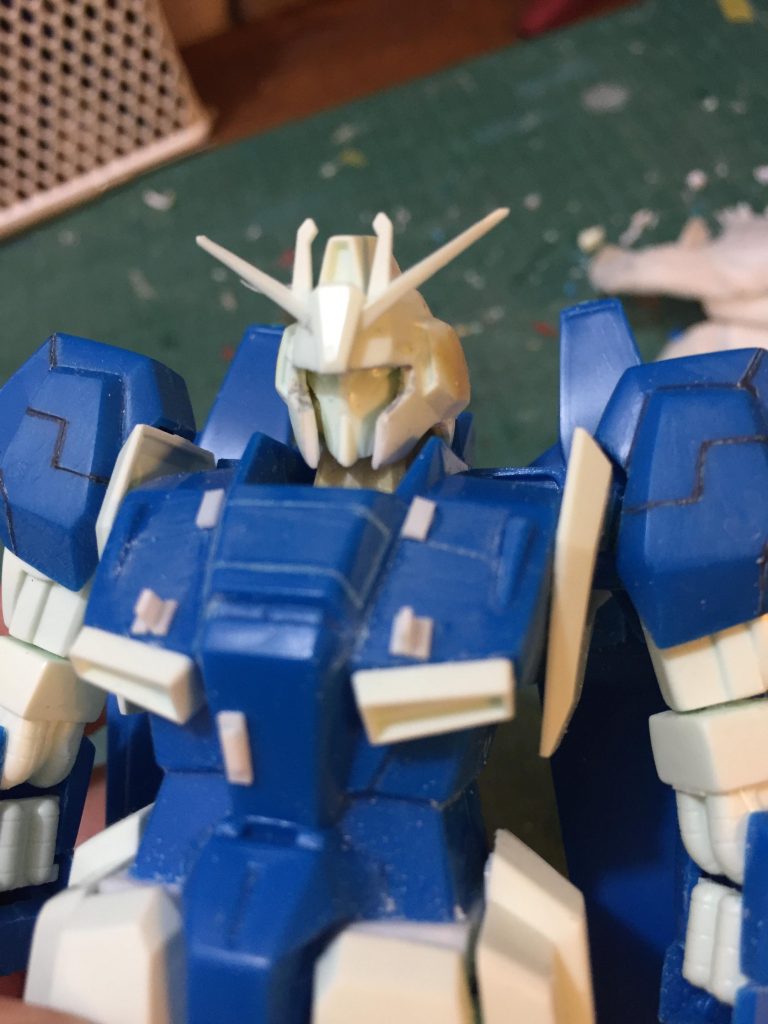 ヘルメットと顔を切り離して再接着、これをするだけで随分と印象が変わります。