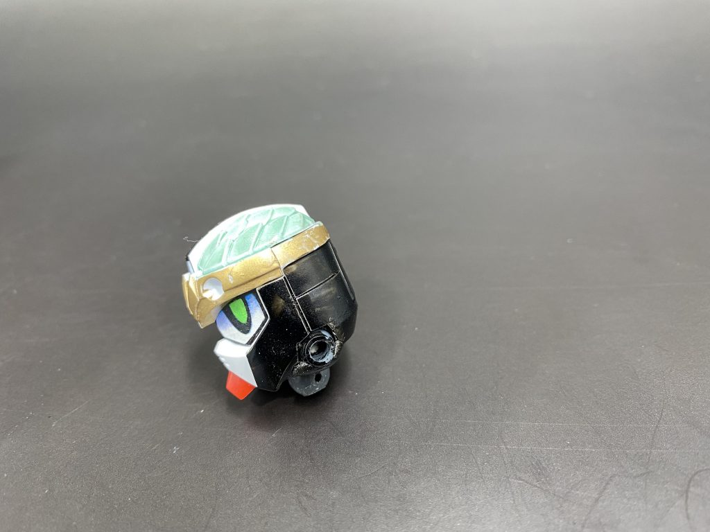 ベースは早い段階で決めていました。飛駆鳥で、足はゼータ。しゃばろくさんフレームで可動アップ。問題は髪型。プラ板で前髪作ると干渉して、可動制限かかるしなぁ、、、。あ。動かせばいんじゃね?という結論に。頭部にポリキャップ移植。ちょうどいいところに呂布トールギスが。いただきました!笑