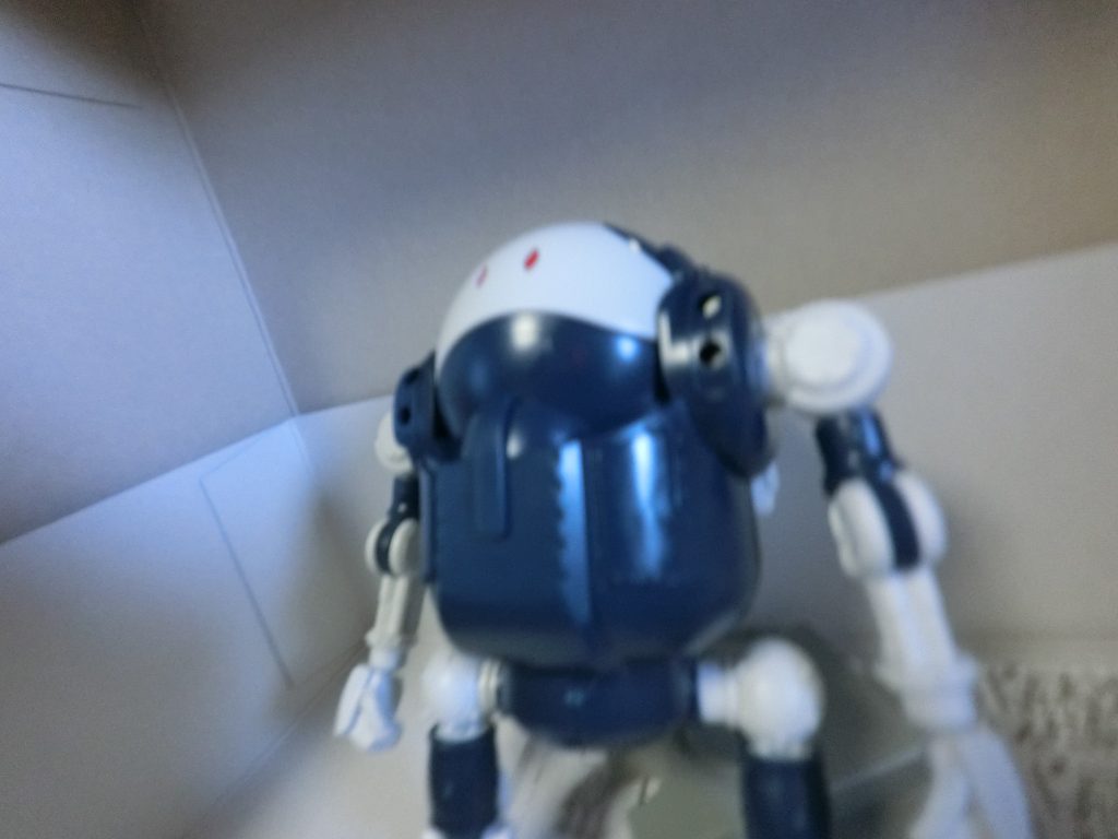 下の角度からとってみるとこうなる。ぐりぐり動くが、何せ武器ないので