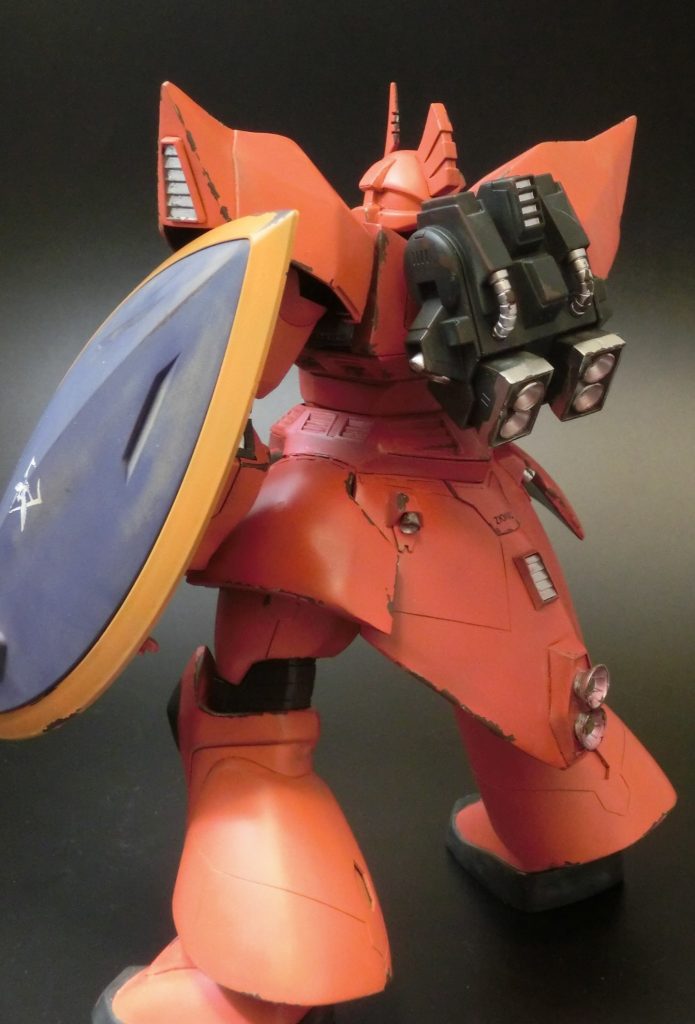 背面のスカートバーニアはパテで成形しました。