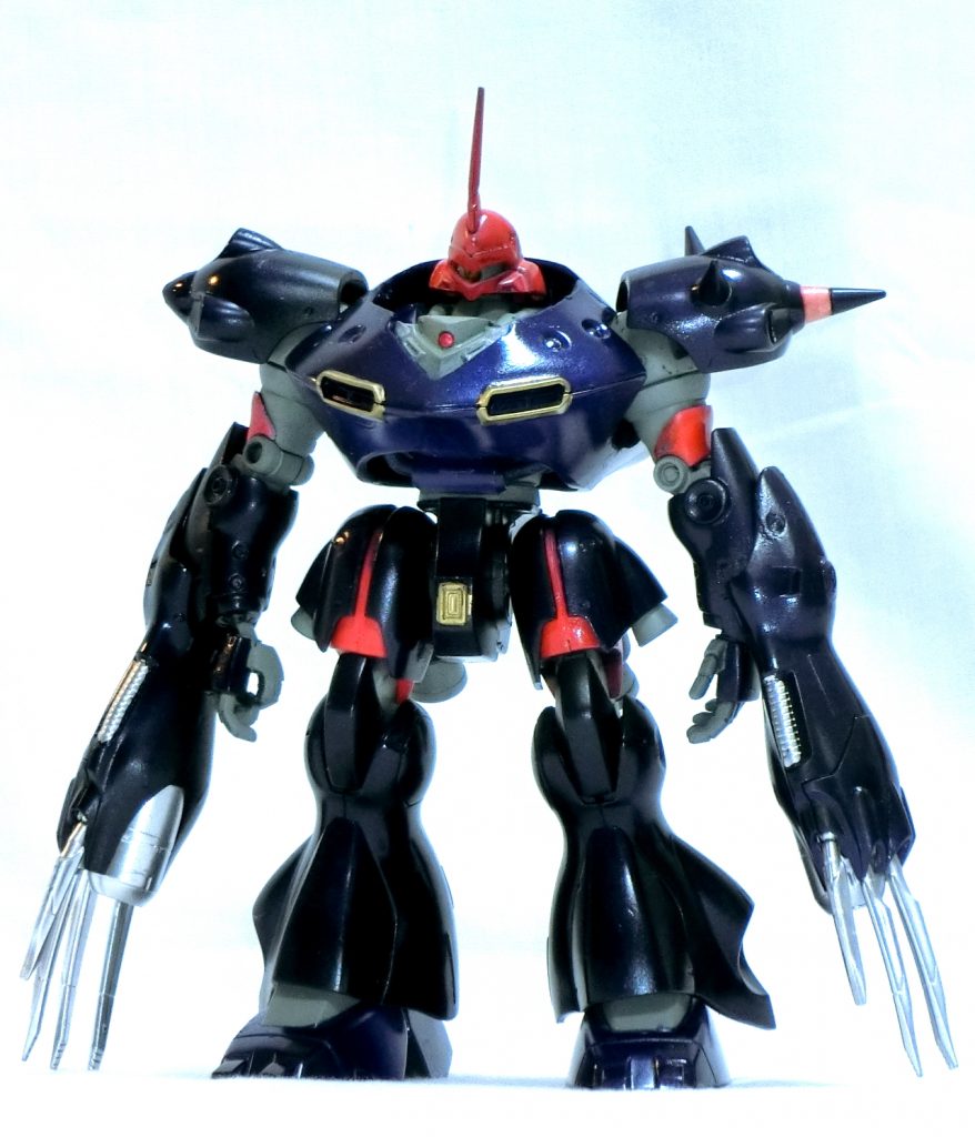 　MS-18Eケンプファーは強襲用MSとして高推力と重火力の両立を目指した結果、ジェネレータへの負荷を抑えるために実弾兵装で固め、その分増加した全備重量を抑えるために装甲を軽量化したことで、防御力の低下を招いていた。　こうした「弱点」を解消するために重装甲化とビーム兵器の搭載を両立すべく、同時期の水陸両用MS、MSM-03Cハイ・ゴッグのジェネレータや装甲、武装を追加したものが本機である。