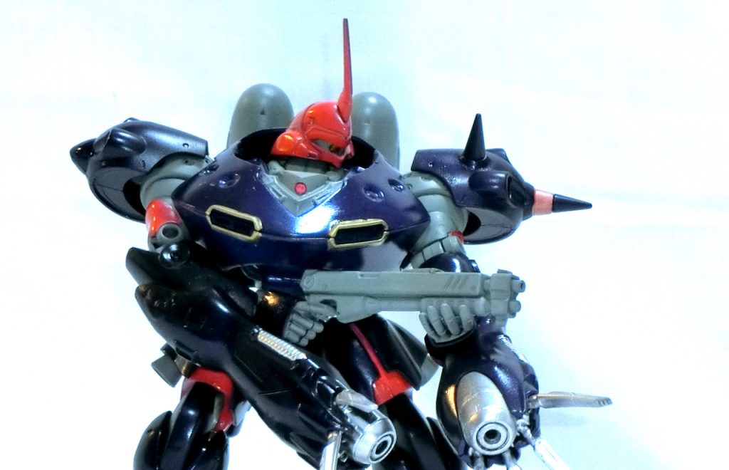 　ショットガンを腰の後ろに懸架できるギミックは据え置き。