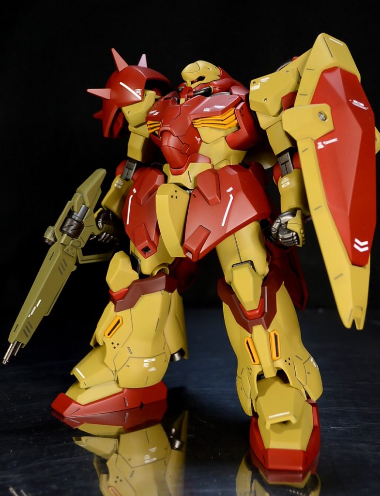 ■塗装レシピ(G=ガイア、C=クレオス)
黄:ダークイエロー(C)
赤:レッド(G)+ダークイエロー(C)
黄:ビビッドオレンジ(G)
茶:ウッドブラウン(G)+ダークイエロー(C)+ホワイト(G、少量)
モノアイレール:ブラック(G)
関節:ガンメタル(G)
武器:ニュートラルグレーⅣ(G)+ダークイエロー(C)
墨入れ:タミヤ墨入れ塗料ダークグレイ、ブラック
水転写式デカール使用後、つや消しコート。各種メタルパーツおよびエッチングパーツを接着して仕上げ。
メタルパーツは両肩、エッチングの使用箇所は肘・膝やシールドの〇モールド部になります。