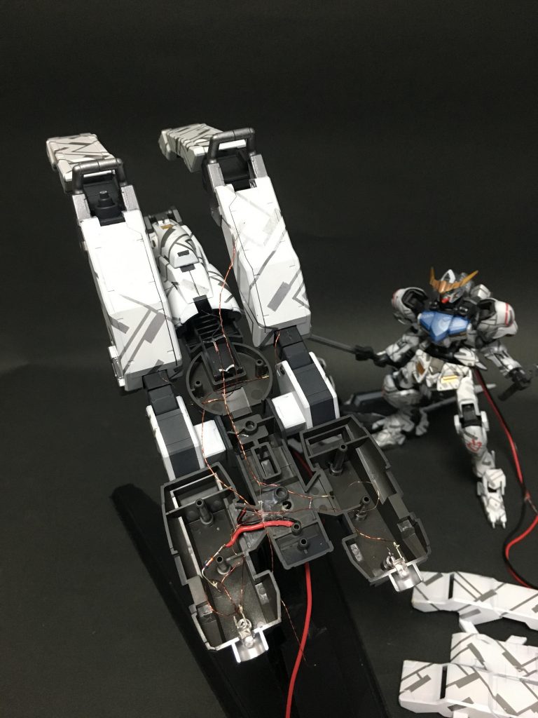 電飾入れています。関節の可動を殺さないようにするのが難儀です。