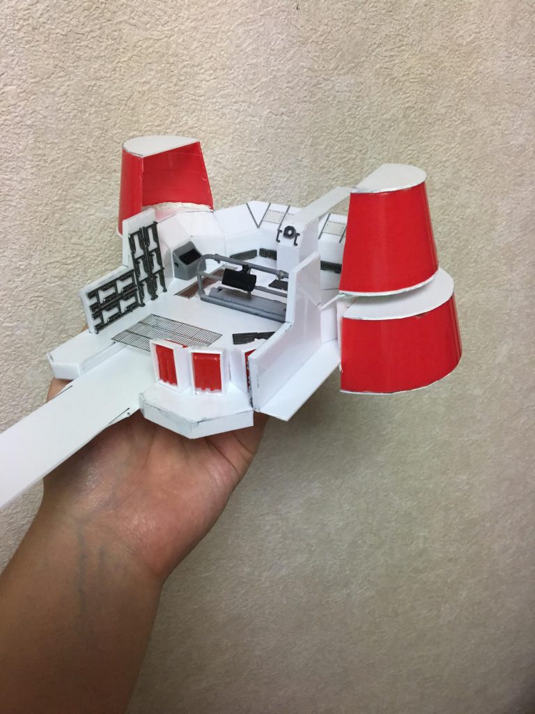 百均のカラーコーンを半分にして、くっ付けてみました。