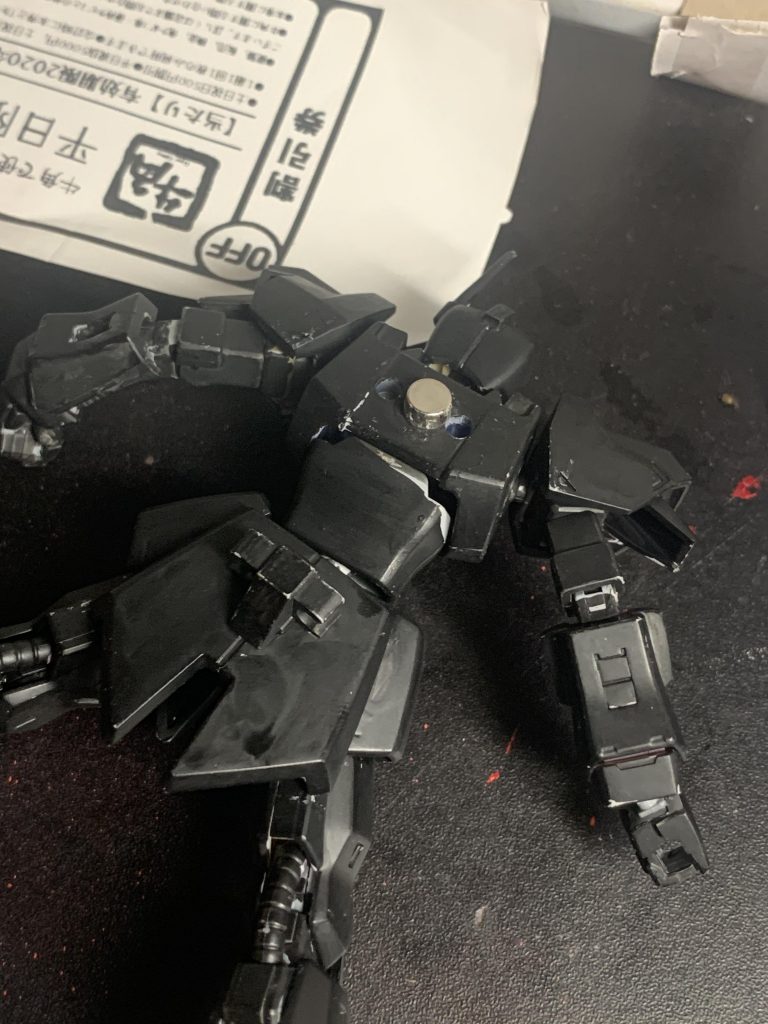 接続は安心と信頼の磁石接続過去作のシャア専用グフ・カスタムで初採用した接続方法です。なので大気圏飛行装備に換装できます。