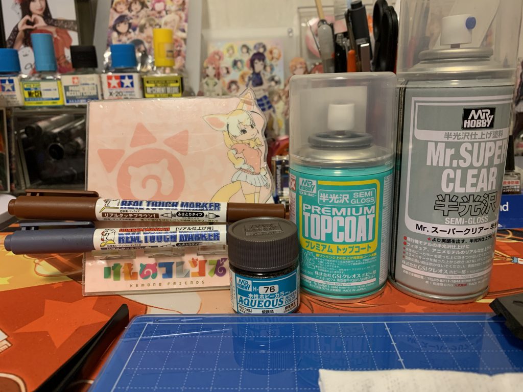 今回ウェザリングに使用した塗料とか。
本体→リアルタッチグレー2
赤や黄色→リアルタッチブラウン1
この写真にはありませんがタミヤのウェザリングマスターのFとリアルタッチグレー3も使いました。コートはスーパークリアー →ウェザリング→プレミアムトップコートの順にやりました。