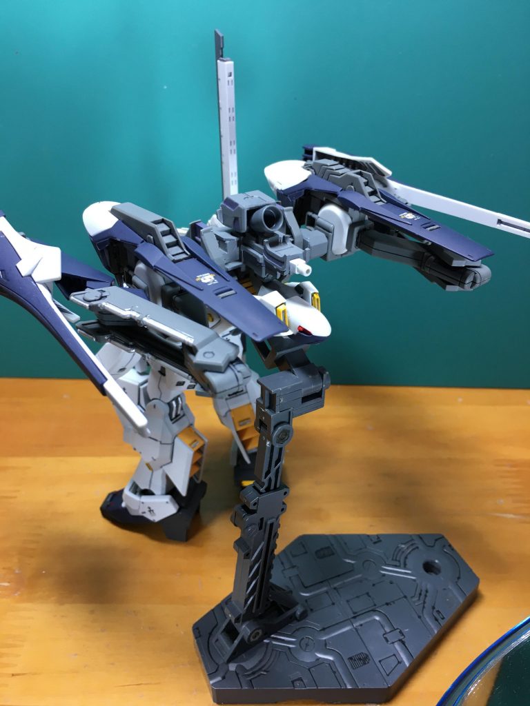 　リアビューはこんな感じ。メインバーニアは回転して後方に向けます。流石にこの形態も自立は不可です。　レフ板代わりの鏡が映っちゃいました。 