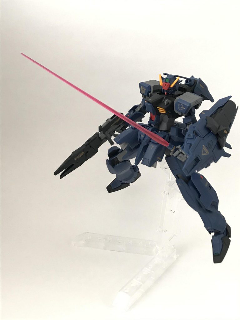 背面にビームサーベルを2基装備している。
左腕に装備したメガシールドはIフィールド発生装置を搭載している。