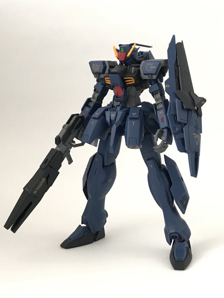 この機体のコンセプトは「加速」。バックパックに装備されたメインスラスターの他に、腰部には前方と後方で2基ずつバーニアを備え、脚部にも姿勢制御スラスターを装備している。パイロットが機体の加速に耐えられないため、最大加速度を生かすためには慣性制御システムを搭載した専用スーツの着用が必要となる。