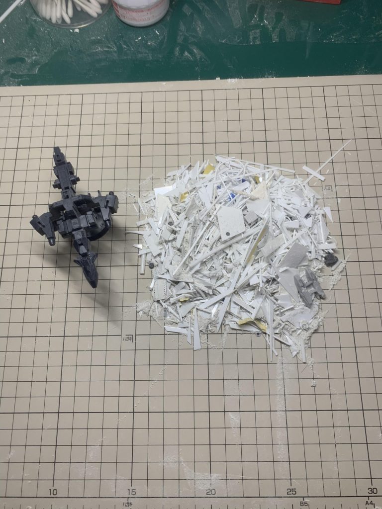 おまけ今回のスクラッチで出た破片や削りカスですwwプラ板の複製やパテ成形などで多くの削りカスが発生しますが、その分だけ達成感も大きくなると思います！(たぶん)