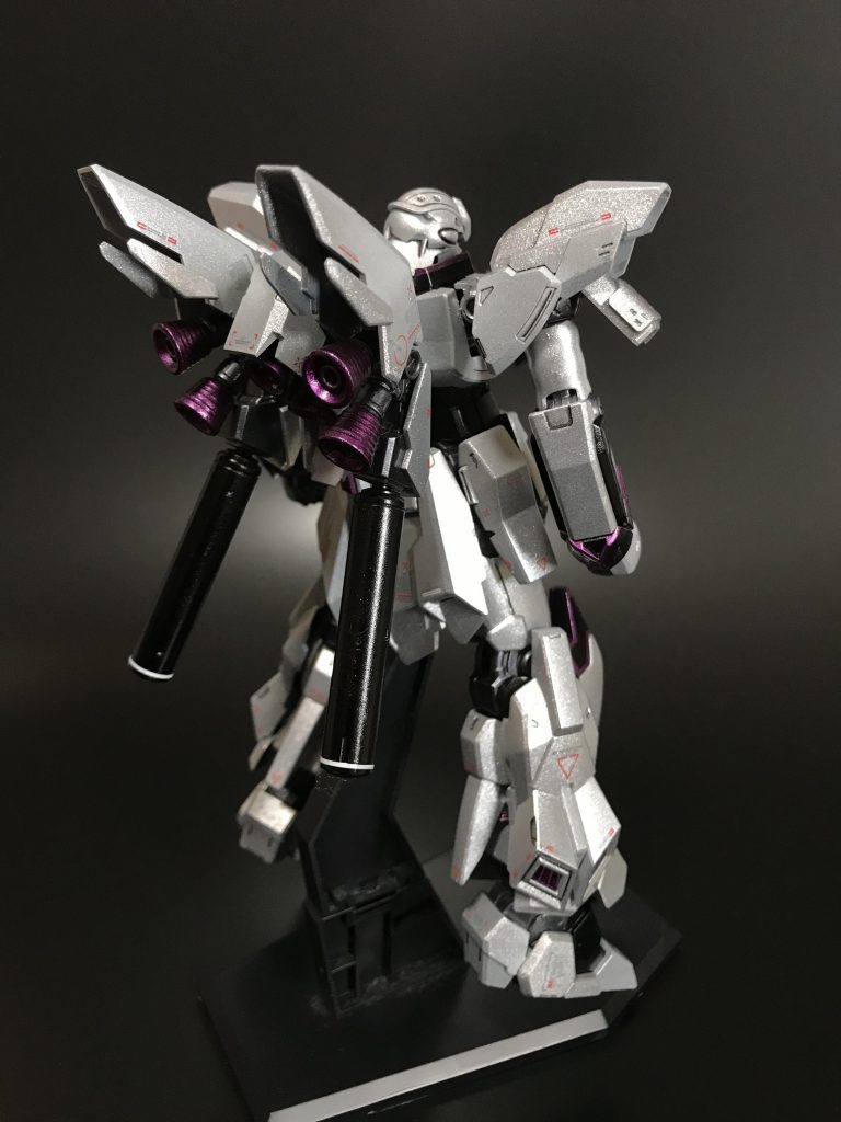 実際にシナスタ作成してみてシナンジュと比べたら地味かと思いきやそんなこともなく、連邦ぽくもジオンぽさもあるキメラ的デザイン(多分頭のせい)で、中々カッコいい機体ですね。